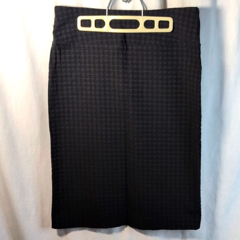 Margaret M. Slimming black and grey checked skirt. Back slit. Sz. M